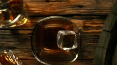 Buz küpünü viskiye ya da kameralı roma dönüştürmek çok yavaş bir hareket. Yüksek hızlı sinema kamerası, 1000 fps..