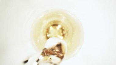 Kameralı kamerayla şampanyayı cama dökmenin süper yavaş çekimi. Yüksek hızlı sinema kamerası, 1000 fps.