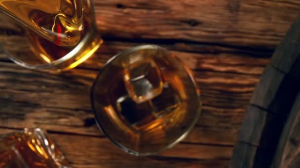 Mișcarea Foarte Lentă Turnare Whisky Ului Sau Rom Mișcare Camerei — Videoclip de stoc
