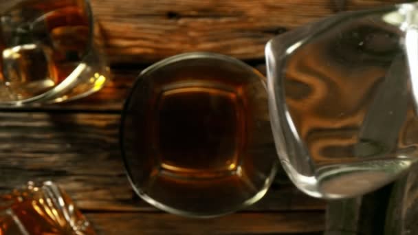 Super Langzame Beweging Van Vallende Ijsblokjes Whiskey Rum Met Camerabeweging — Stockvideo