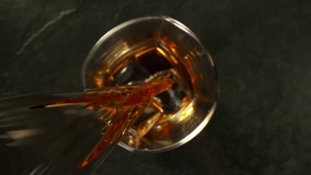 Super Cámara Lenta Verter Whisky Ron Con Movimiento Cámara Filmado — Vídeo de stock