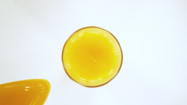 Super Langzame Beweging Van Het Gieten Van Sinaasappelsap Glas Met — Stockvideo