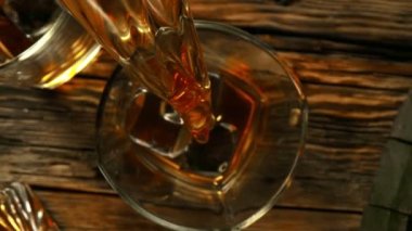 Viski ya da romu kamera gücüyle doldurmanın süper yavaş çekimi. Yüksek hızlı sinema kamerası, 1000 fps..