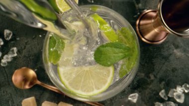 Mojito içeceğine soda koymanın çok yavaş bir yolu. Yüksek hızlı sinema kamerası, 1000 fps..