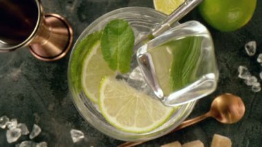 Buz küpünün mojito içeceğine düşmesi çok yavaş bir hareket. Yüksek hızlı sinema kamerası, 1000 fps..