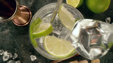 Buz küpünün mojito içeceğine düşmesi çok yavaş bir hareket. Yüksek hızlı sinema kamerası, 1000 fps..