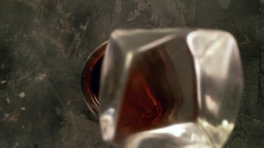 Buz küpünü viskiye ya da kameralı roma dönüştürmek çok yavaş bir hareket. Yüksek hızlı sinema kamerası, 1000 fps..