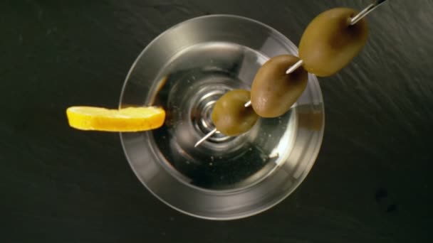 Super Slow Motion Olive Cadenti Martini Bere Con Movimento Della — Video Stock