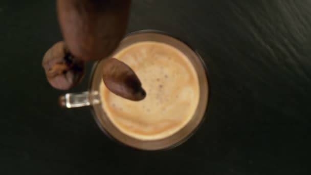 Super Slow Motion Versare Chicchi Caffè Tazza Con Fotocamera Seguire — Video Stock