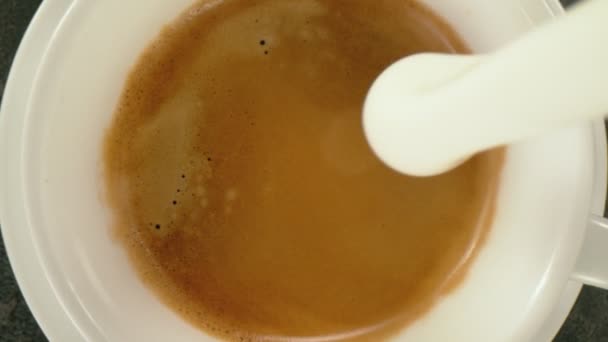 Super Cámara Lenta Verter Leche Taza Café Con Cámara Seguir — Vídeos de Stock