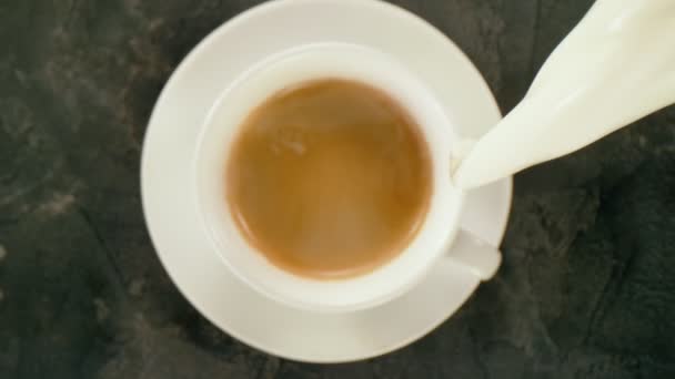 Super Langzame Beweging Van Het Gieten Van Melk Kopje Koffie — Stockvideo