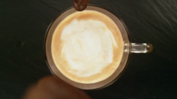 コーヒー豆をカメラでカップに注ぐ超スローモーションが続きます 高速フィルムカメラで撮影しました — ストック動画