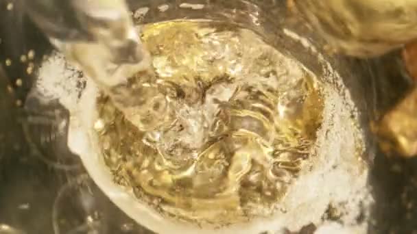 Супер Повільний Рух Заливання Шампанського Склянку Рухом Камери Знімається Високошвидкісній — стокове відео