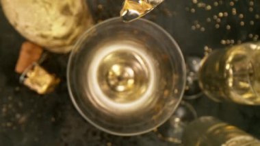 Kameralı kamerayla şampanyayı cama dökmenin süper yavaş çekimi. Yüksek hızlı sinema kamerası, 1000 fps..