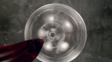Kamera gücüyle kırmızı şarabı cama dökmenin süper yavaş çekimi. Yüksek hızlı sinema kamerası, 1000 fps..