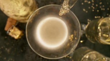 Kameranın hareketinin çok yavaş bir şekilde şampanya kadehine dönüşmesi. Yüksek hızlı sinema kamerası, 1000 fps..