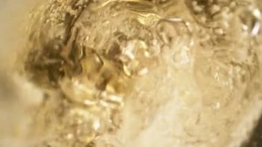 Kameralı kamerayla şampanyayı cama dökmenin süper yavaş çekimi. Yüksek hızlı sinema kamerası, 1000 fps..