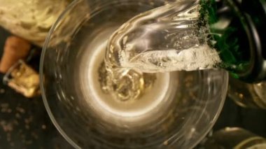 Kameralı kamerayla şampanyayı cama dökmenin süper yavaş çekimi. Yüksek hızlı sinema kamerası, 1000 fps..