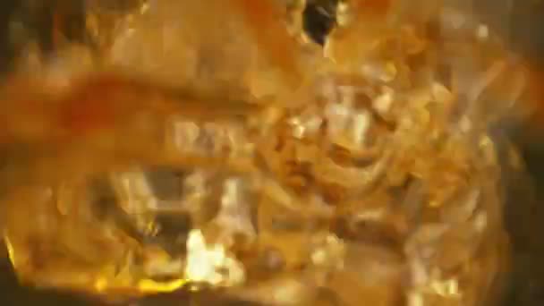 Mouvement Super Lent Verser Whisky Rhum Avec Mouvement Caméra Filmé — Video