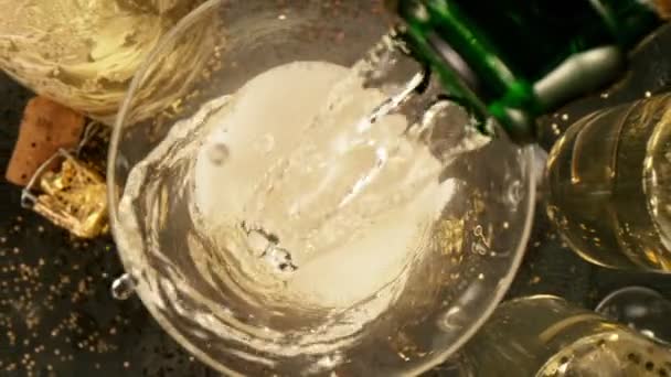Супер Медленное Движение Наливания Шампанского Бокал Камерой Движения Снято Камеру — стоковое видео