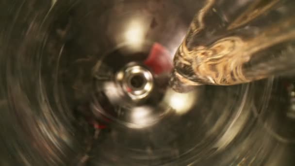 カメラの動きでガラスに白ワインを注ぐの超スローモーション 高速フィルムカメラで撮影しました — ストック動画