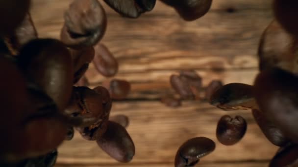 Сверхмедленное Движение Падающих Кофейных Зерен Деревянном Фоне Съемки Камеру Высокоскоростного — стоковое видео
