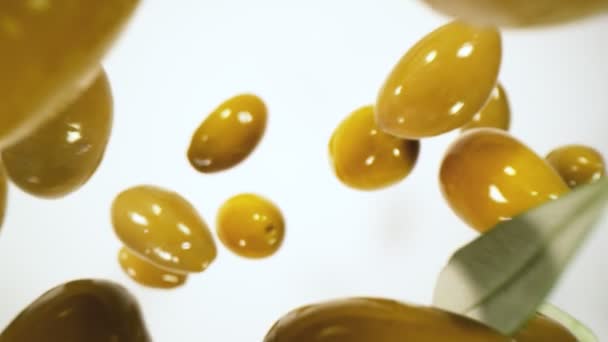 Super Slow Motion Olive Verdi Cadenti Fondo Bianco Girato Cinepresa — Video Stock