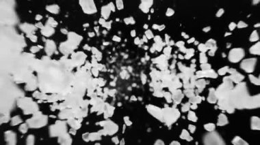 Süper yavaş çekimde siyah arkaplana tuz parçaları dökülüyor. Yüksek hızlı kamera, 1000 fps.