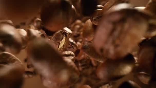 Superzeitlupe Fallender Kaffeebohnen Die Nach Unten Fliegen Gefilmt Mit High — Stockvideo