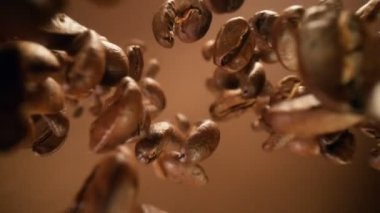 Düşen kahve çekirdekleri çok yavaş uçuyor. Yüksek hızlı sinema kamerası, 1000fps.