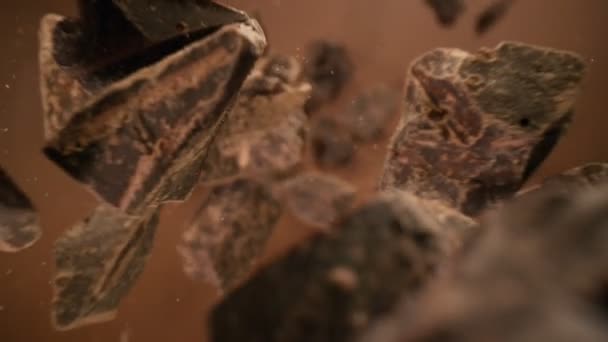 Super Slow Motion Fallande Grupp Choklad Bitar Inspelning Höghastighetsbio Kamera — Stockvideo