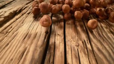 Kameralı ahşap üzerinde dönen fındıkların süper yavaş çekimi. Yüksek hızlı sinema kamerası, 1000fps.