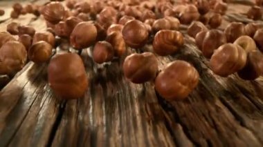Kameralı ahşap üzerinde dönen fındıkların süper yavaş çekimi. Yüksek hızlı sinema kamerası, 1000fps.