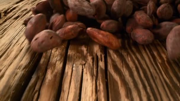 Super Powolny Ruch Spadającej Grupy Ziaren Kakao Drewnie Aparat Śledzić — Wideo stockowe