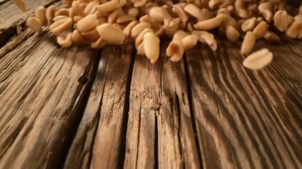 Super Zpomalený Pohyb Rolování Arašídů Dřevě Kamerou Natočeno Vysokorychlostní Kameře — Stock video