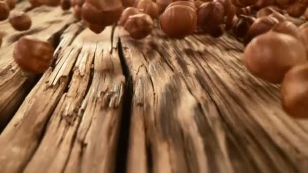 Super Slow Motion Nocciole Rotolanti Legno Con Movimento Macchina Fotografica — Video Stock