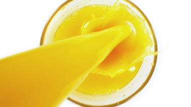 Şişeden taze portakal suyu döküldü, üst manzara, beyaz arkaplan