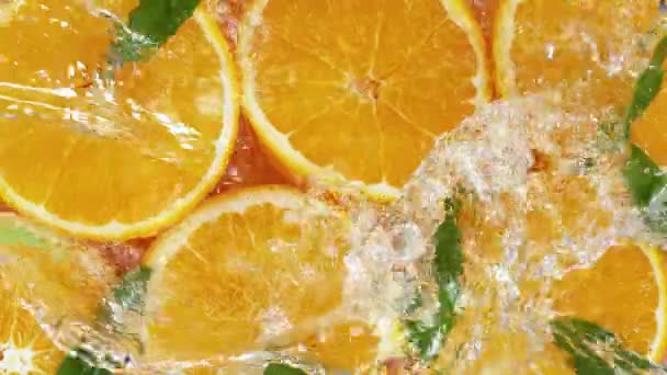 Super Cámara Lenta Rodajas Naranja Con Agua Salpicada Vista Superior — Vídeos de Stock