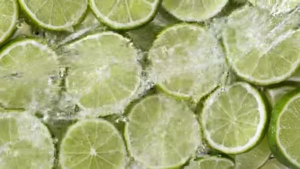 Movimento Super Lento Fatias Limão Com Água Salpicante Vista Superior — Vídeo de Stock