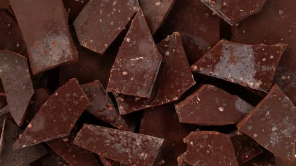 Super Cámara Lenta Grupo Volador Piezas Chocolate Crudo Con Salpicaduras — Vídeo de stock