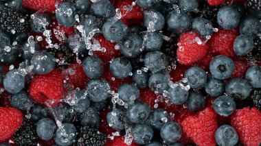 Meyvelerin üstünde su damlaları var. Taze sulu yiyecek ve içecek geçmişi.