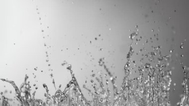 Siyah arka planda izole edilmiş çok yavaş su sıçratma hareketi. Yüksek hızlı sinema kamerası, 1000 fps..