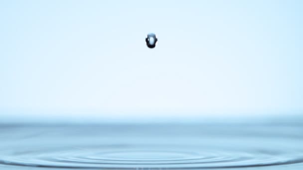 マクロレンズで撮影した水滴の超スローモーション 高速フィルムカメラで撮影しました — ストック動画
