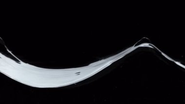 Siyah arka planda izole edilmiş çok yavaş hareket eden su dalgaları. Yüksek hızlı sinema kamerası, 1000 fps..