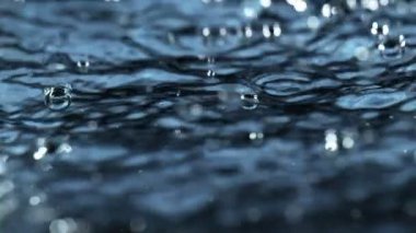 Süper yavaş su sıçratma hareketi, makroyla çekilmiş. Yüksek hızlı sinema kamerası, 1000 fps..