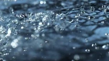 Süper yavaş su sıçratma hareketi, makroyla çekilmiş. Yüksek hızlı sinema kamerası, 1000 fps..