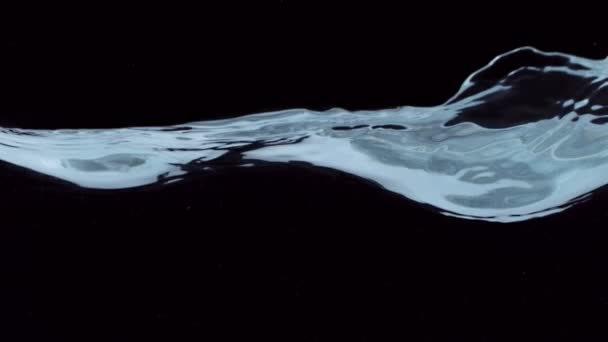Σούπερ Αργή Κίνηση Του Κυματίζει Νερό Απομονώνονται Μαύρο Φόντο Κινηματογραφήθηκε — Αρχείο Βίντεο