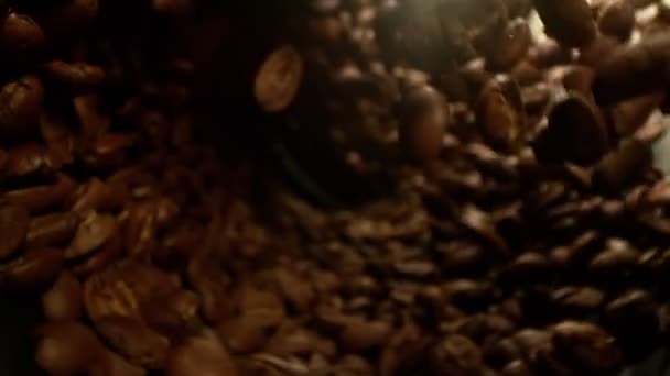 超慢运动的咖啡豆 旋转在隧道里 用高速摄像机拍摄 每秒1000帧 — 图库视频影像