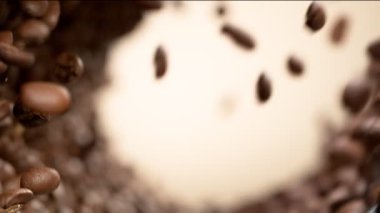 Uçan kahve çekirdeklerini çok yavaş çekiyorlar, dönüyorlar. Yüksek hızlı sinema kamerası, 1000 fps..