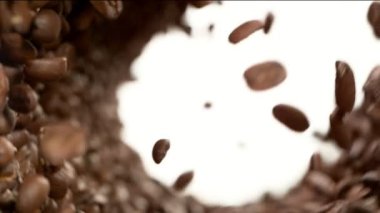 Uçan kahve çekirdeklerini çok yavaş çekiyorlar, dönüyorlar. Yüksek hızlı sinema kamerası, 1000 fps..